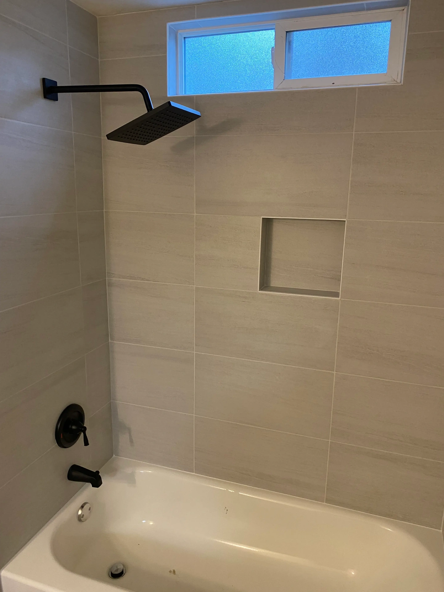 Tiled bathtub surround with niche